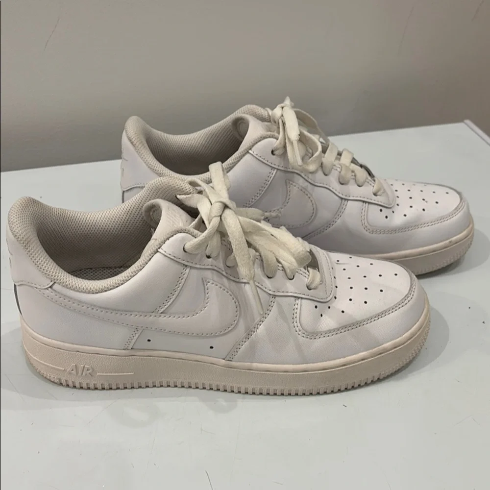 Nike Air Force 1 Women’s Triple White Sneakers 8.5 MINT CONDITION - Picture 1 of 9